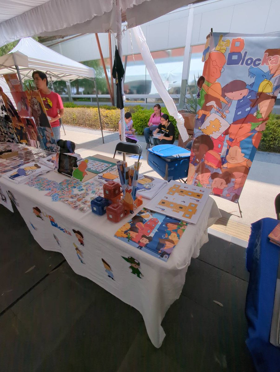 lablockatoon's tweet photo. Estamos en el Festival de Novela Grafica de Animación y Videojuegos FINAV en Aguascalientes con nuestro changarro de La Blocka! 🛍️

Caiganle a comprar merch de La Blocka! 👕 https://t.co/BEaezPsmIo