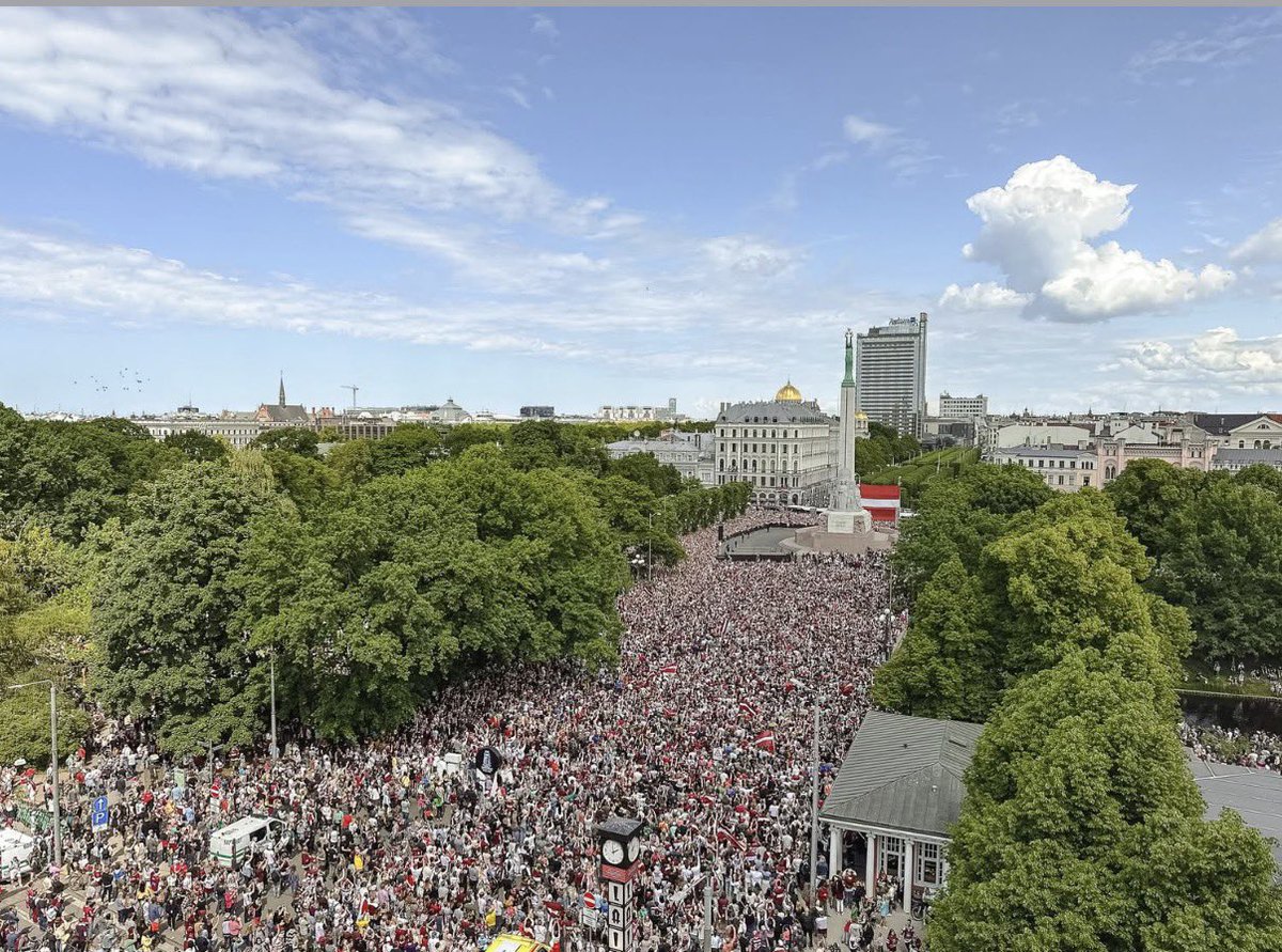 KSSolberg's tweet photo. Riga etter latvisk VM-bronse i 2023. 50.000. Hockeygutta til folket. https://t.co/rlcUg9Dprk