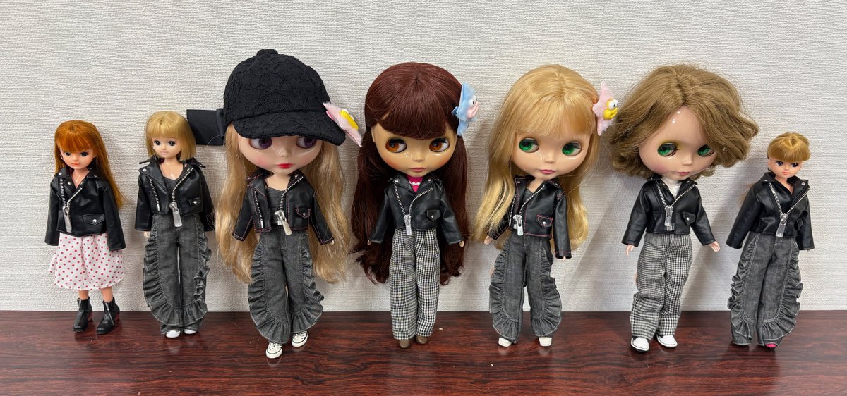 paraalbird's tweet photo. 今日の朝の工作は！
昨日の遠征の成果から

昨日も福岡市にでかけて
モモリータ先生のもとで
ライ��ーズジャケットを仕上げてきました
ファスナーは実際にあけ閉めできます😄

それぞれに着こなしてとても可愛い！
なかなかに縫うのが難しく
教室に来てよかったと思いました

#ねんどろいど工作室 https://t.co/BPGJayH620