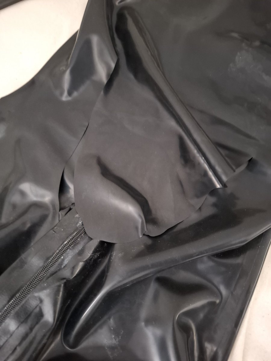 MissLiatex's tweet photo. War wohl etwas zu wild heute... Mein geliebter schwarzer Catsuit ist gerissen… bin richtig traurig 😭🫤🫠

#latex https://t.co/83MpTf1Wg3