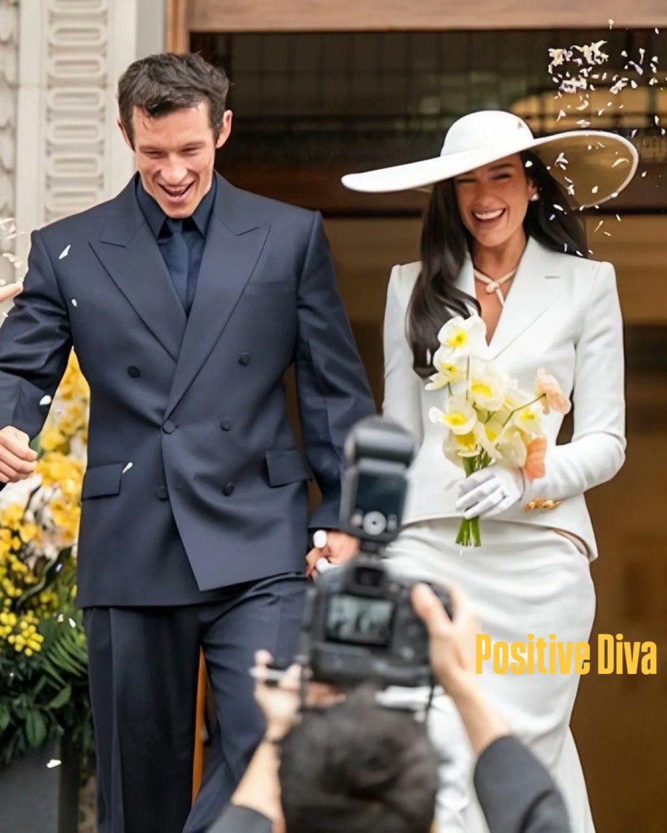 positive_diva's tweet photo. 💍 Dua Lipa dijo "Sí, quiero" a Callum Turner
La cantante y el actor sellaron su historia de amor en una íntima ceremonia celebrada en Londres, rodeados de familiares y amigos cercanos. ❤️✨
¿Será Dua Lipa la próxima Chica Bond? 
#DuaLipa #CallumTurner #JamesBond #CelebrityNews https://t.co/EDKjkAxuYq