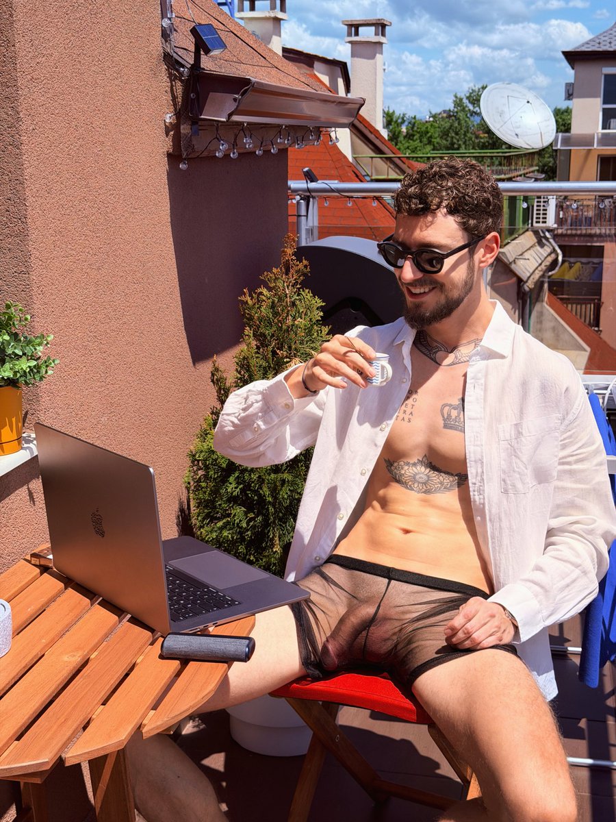 ricard_walker's tweet photo. Define home office. https://t.co/eURA5RublW