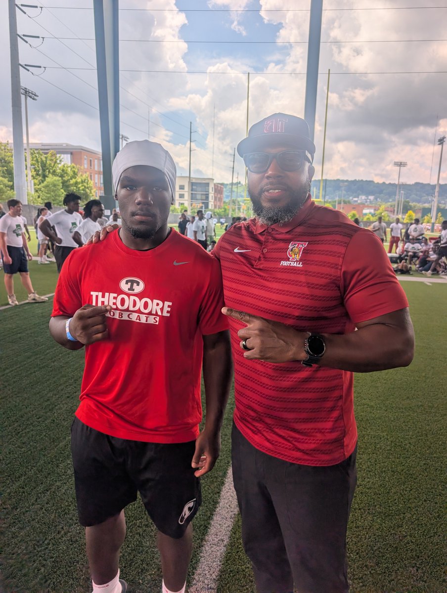 AbleKendrick's tweet photo. AGTG: after a great conversation w Coach James I'm blessed to receive an 🅾️ffer from Tuskegee University. @Coach_james3  #HBCU @SkegeeFootball @norvellv75 @CoachLarson27 @coachkt14801 @RBsNation_RBN @TheCoachHollis @thevandalorian @HallTechSports1 @Aex_Bowl @Coolestpod23 https://t.co/pbg33AQhhO