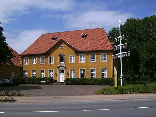 ActiviteP's tweet photo. #Insolite À la fois maudit par son nom et béni par l’histoire, le Teutoburger Wald évoque des échos du passé, où l’ombre d'Hitler se mêle aux légendes de la forêt. Un village dont le destin résonne à travers les âges. Que reste-t-il aujourd'hui? #Histoire https://t.co/OUWqai7ULl https://t.co/esnxgBLuNZ