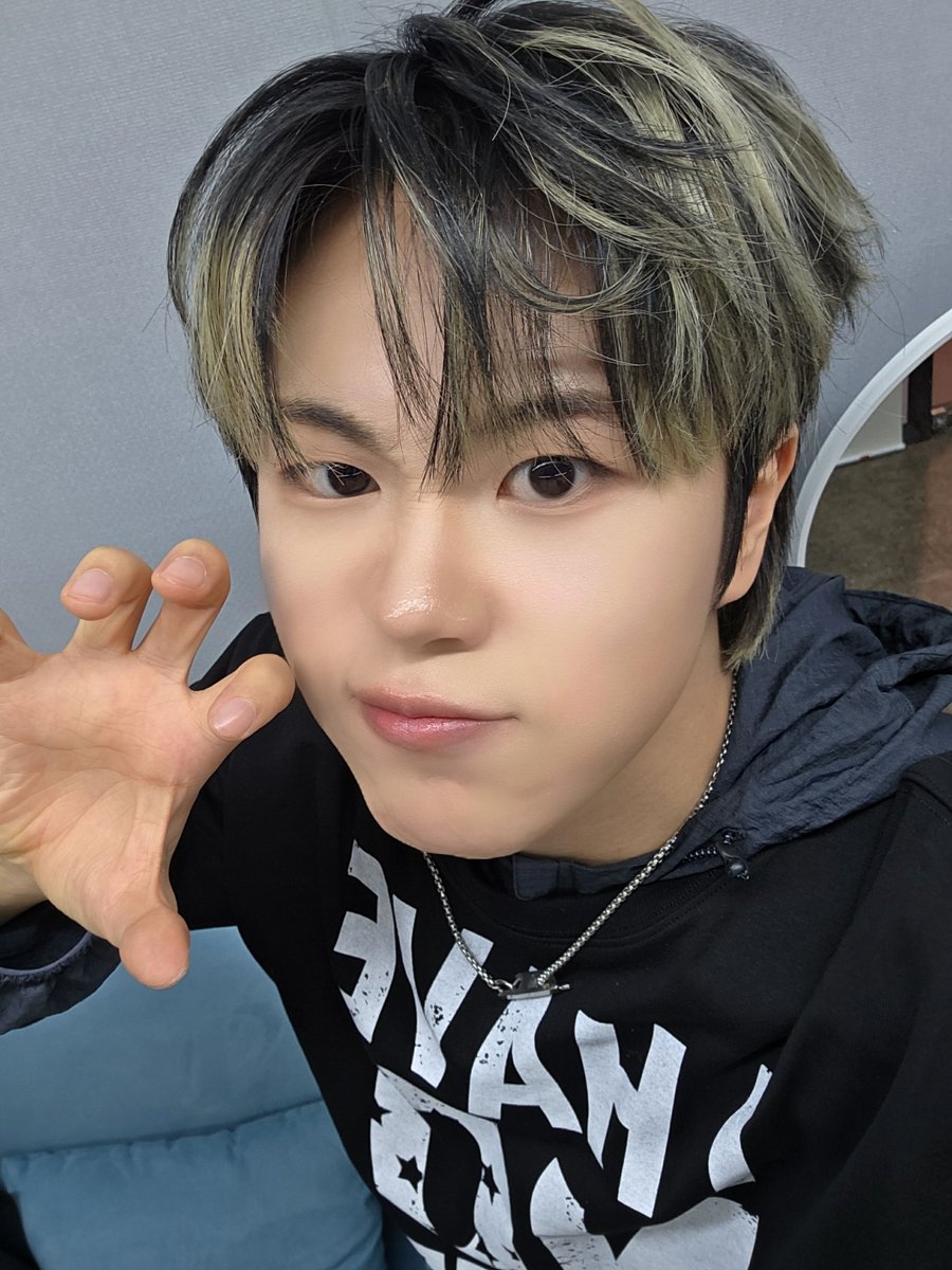 cms_s2's tweet photo. 5월의 하이라이트 민석이생일까지 끝낫다🍀6월듀 같이 행복하쟈~🫶🏻💗 https://t.co/1FbReJEPk7