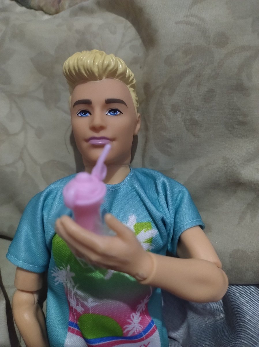 teller_ts's tweet photo. Compré algunos Ken Bootleg para modificar y que se parezcan a mis personajes. Pero este tiene un rostro que me recuerda alguien.
A ustedes les recuerda a alguien o sólo soy yo? https://t.co/8J4Zqe6ZYx