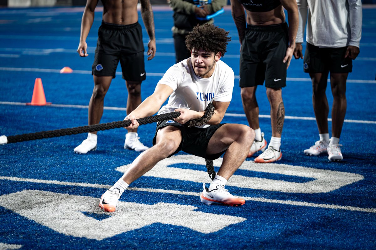 Coach_SD's tweet photo. Gratitude 🙏

Today I want to show my appreciation for Roman Tillmon. He is a savvy football player that makes plays and is going to have a big impact on our team.👊🔥 Fired up for him this season.⏳ He is all about the Team!💙🤝

#BuiltDifferent #Gratitude https://t.co/TlhnwFlHaR