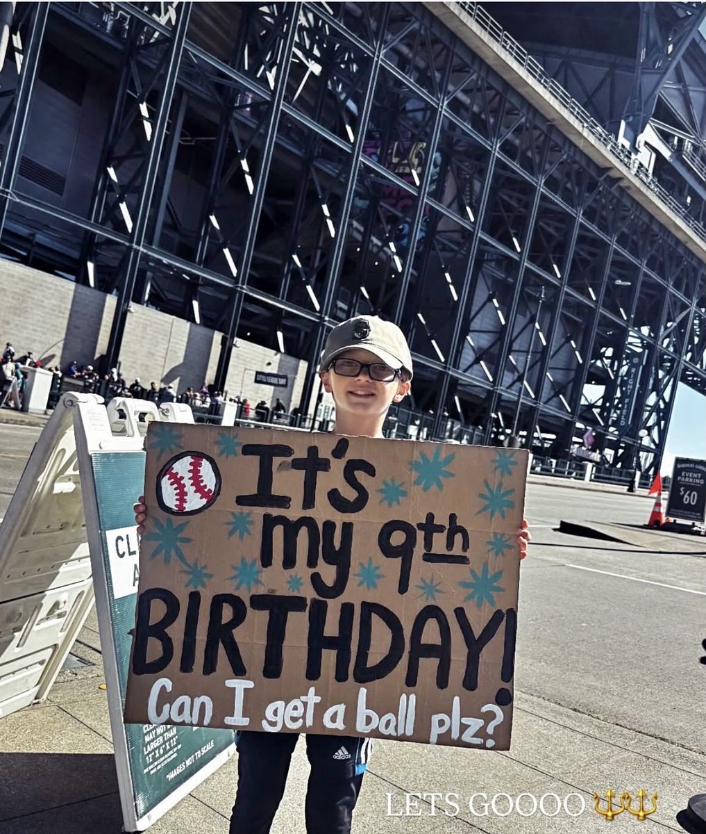 Smidd4's tweet photo. @Mariners Legend has it this stud and his adorable twin sisters are in section 183 row 1! https://t.co/QMSL6pVUpd
