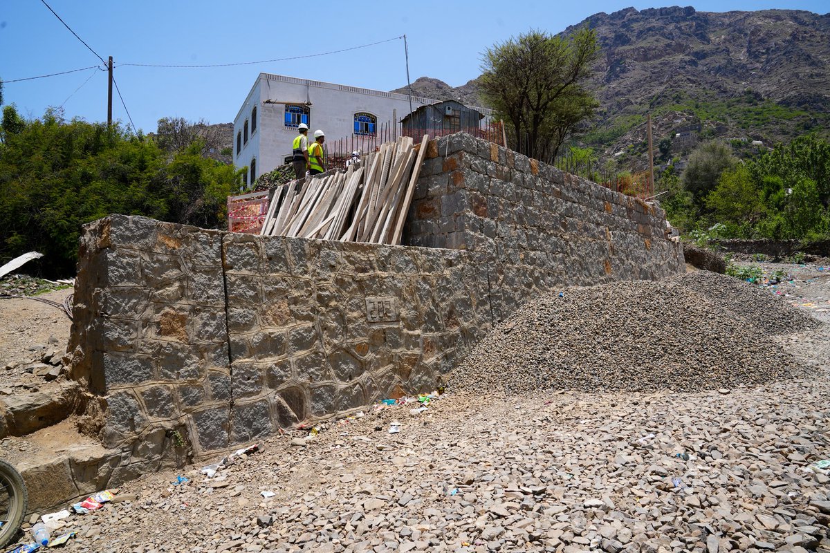 UNDPYemen's tweet photo. يتحسن توافر المياه في مديرية المواسط بمحافظة تعز لأكثر من 250 أسرة زراعية، وذلك من خلال إنشاء خزان لحصاد مياه الأمطار في بني يوسف.
بفضل سعته التخزينية التي تبلغ 95 متراً مكعباً، يسهم هذا المشروع في تعزيز البنية التحتية للمياه ورفع مستوى قدرة المجتمع المحلي على الصمود💧 https://t.co/VLPWN6oiAM