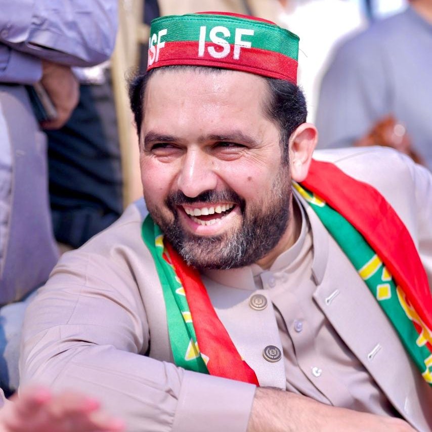 Amir_Chamkani's tweet photo. جو بھی ایم پی اے آج اجلاس میں شریک نہیں ہوا یا ناراضی کا اظہار کر رہا ہے، وہ یہ یاد رکھے کہ اسے اپنے نام پر ووٹ نہیں پڑے تھے، بلکہ اسے بیگن اور ٹماٹر کے نشان ��ر ہم نے جتوایا تھا۔ورنہ عمران خان صاحب کے بغیر کوئی الیکشن لڑکر دکھائے گلی کا کونسلر بھی نہیں بن سکتا۔
اگر عمران خان صاحب نے سہیل آفریدی کو وزیراعلیٰ نامزد کیا ہے تو ان کے فیصلے کا احترام کیا جانا چاہیے۔ جو کوئی بھی سہیل آفریدی کو ہٹانے کی کوشش کرے گا، وہ عمران خان کے فیصلے کے خلاف کھڑا سمجھا جائے گا، اور عوام کے سامنے اس کا کردار بھی بے نقاب کیا جائے گا۔ غلطی کی کوئی گنجائش نہیں ہے ۔ایک ایک مفاد پرست بندے کو پورے خیبرپختونخوا کے عوام کے سامنے بے نقاب کریں گے۔