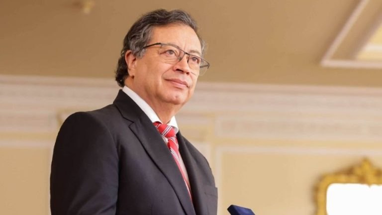 luisromeroc's tweet photo. Culmina @petrogustavo su mandato con una alta valoración de la opinión pública. Tuve el privilegio de conocerle personalmente y conversar con él sobre la compleja geopolítica global y las amenazas del neocolonialismo Un presidente eficiente y valiente. Su historia apenas comienza https://t.co/IzqdszRybS