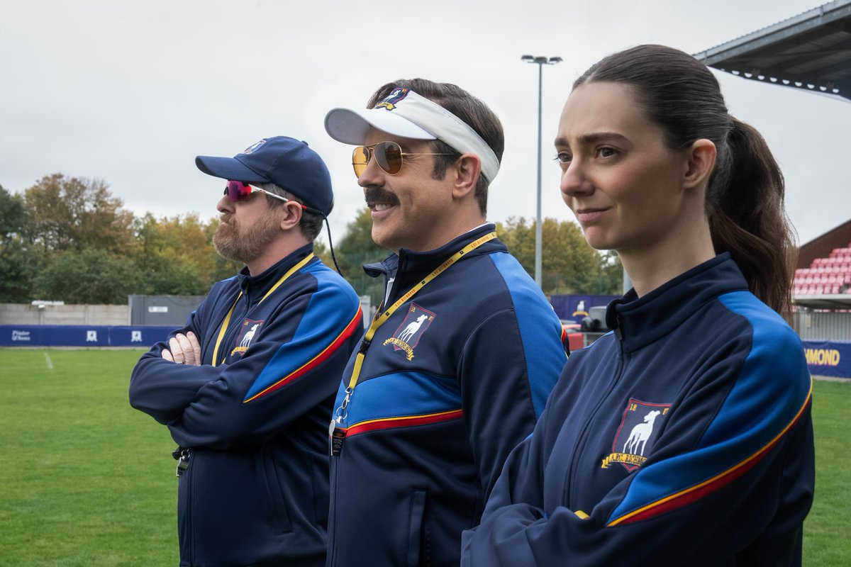 Televisivamente's tweet photo. Ted Lasso vuelve a la cancha: Apple TV confirma estreno y revela su mayor desafío hasta ahora https://t.co/6GQtwoHJ73 #AppleTV #TedLasso a través de @Seriepolis https://t.co/dg0osn7Dix