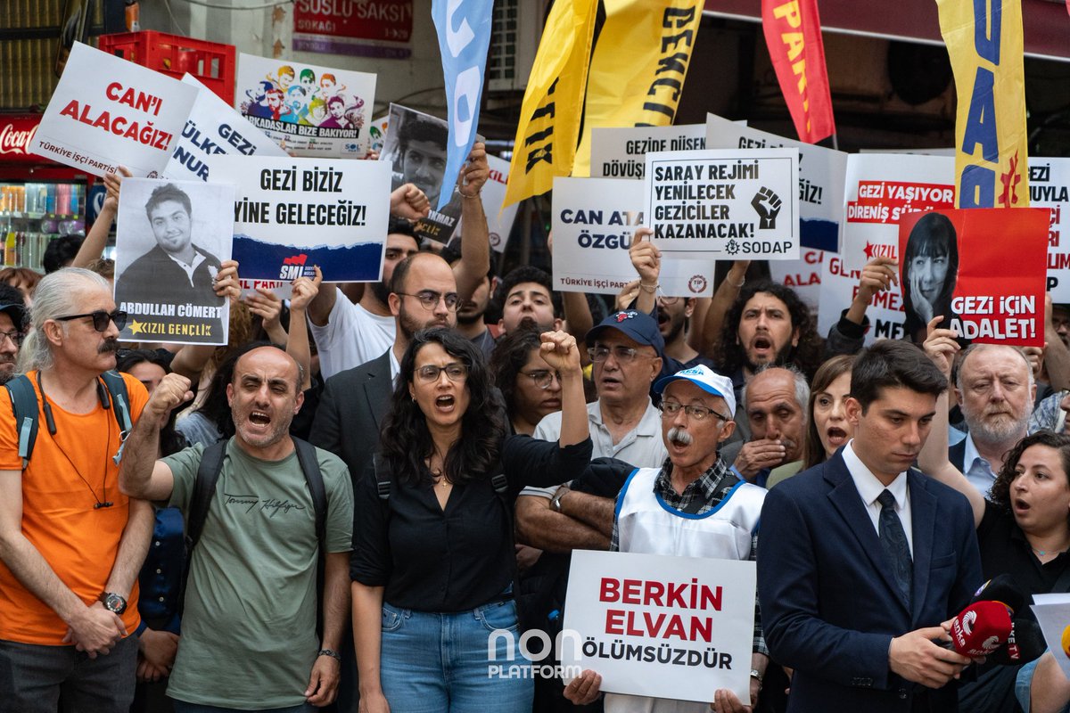 nonplatform's tweet photo. Tüm engellemelere rağmen Gezi’nin 13. yılında Taksim’de basın açıklaması gerçekleştirildi. 

#Taksim #İstanbul 31.05.2026 
📸 Mehmet Temel 

#Gezi13Yaşında #TaksimMeydanı #GeziDirenişi #GeziParkı https://t.co/YO7LDaGSPw