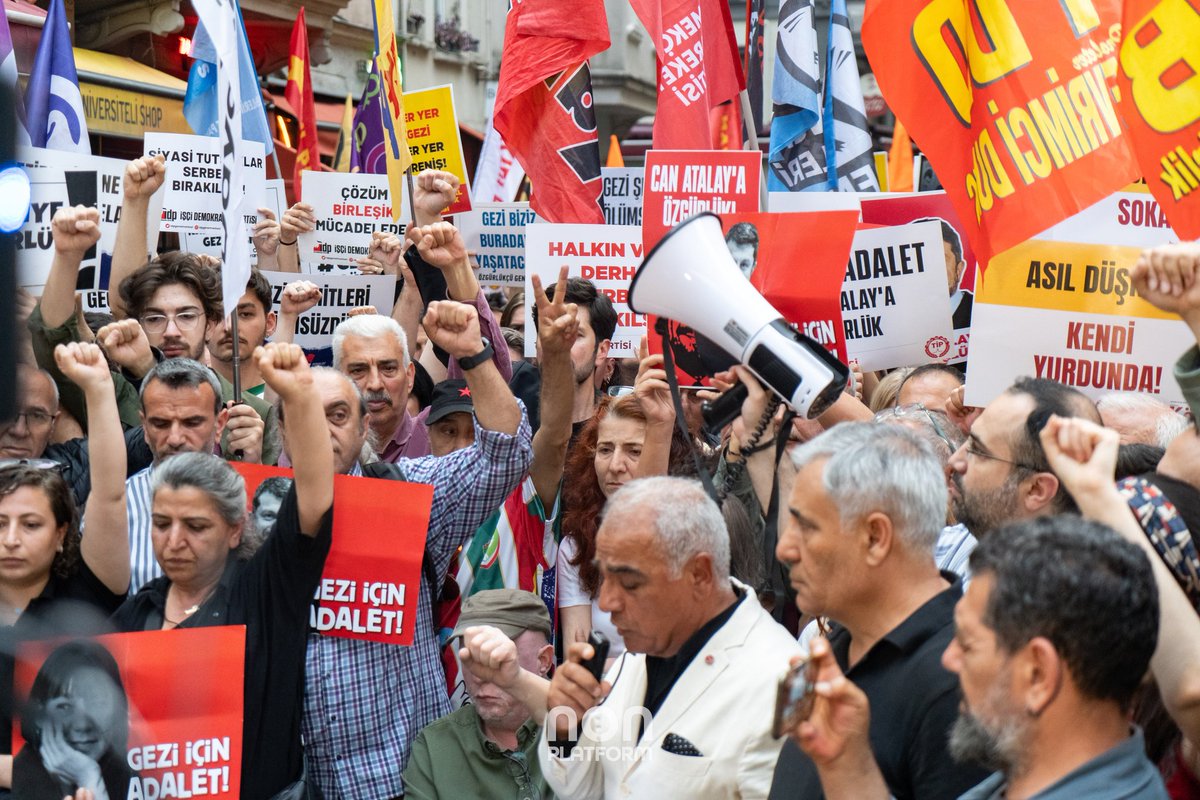 nonplatform's tweet photo. Tüm engellemelere rağmen Gezi’nin 13. yılında Taksim’de basın açıklaması gerçekleştirildi. 

#Taksim #İstanbul 31.05.2026 
📸 Mehmet Temel 

#Gezi13Yaşında #TaksimMeydanı #GeziDirenişi #GeziParkı https://t.co/YO7LDaGSPw