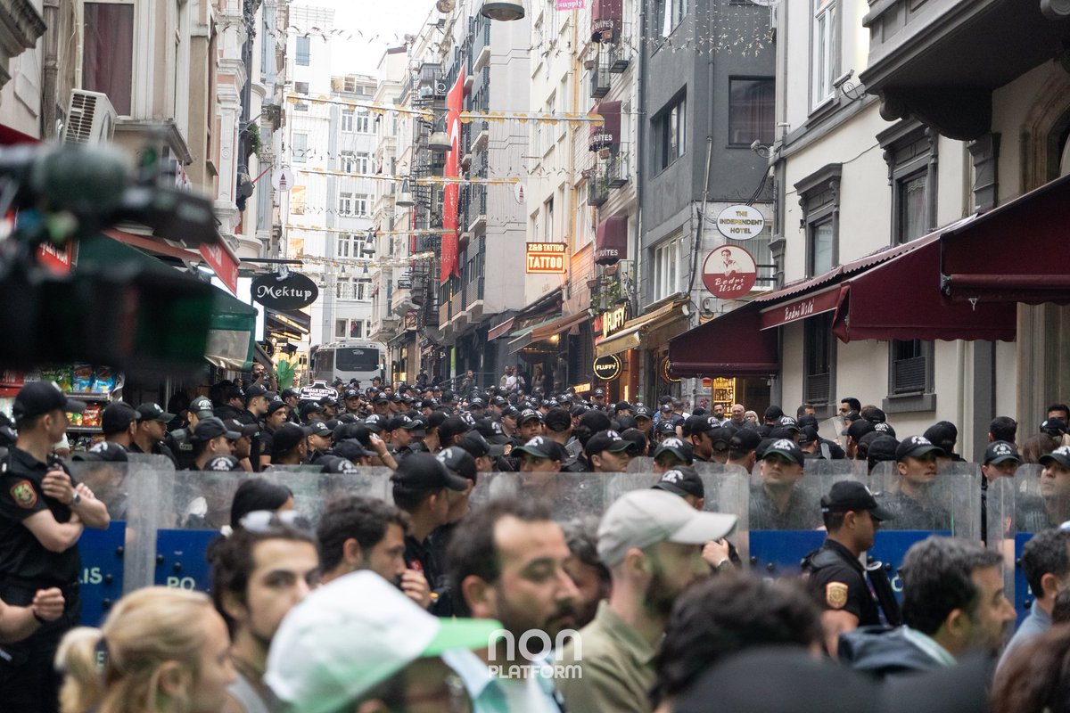 nonplatform's tweet photo. Tüm engellemelere rağmen Gezi’nin 13. yılında Taksim’de basın açıklaması gerçekleştirildi. 

#Taksim #İstanbul 31.05.2026 
📸 Mehmet Temel 

#Gezi13Yaşında #TaksimMeydanı #GeziDirenişi #GeziParkı https://t.co/YO7LDaGSPw
