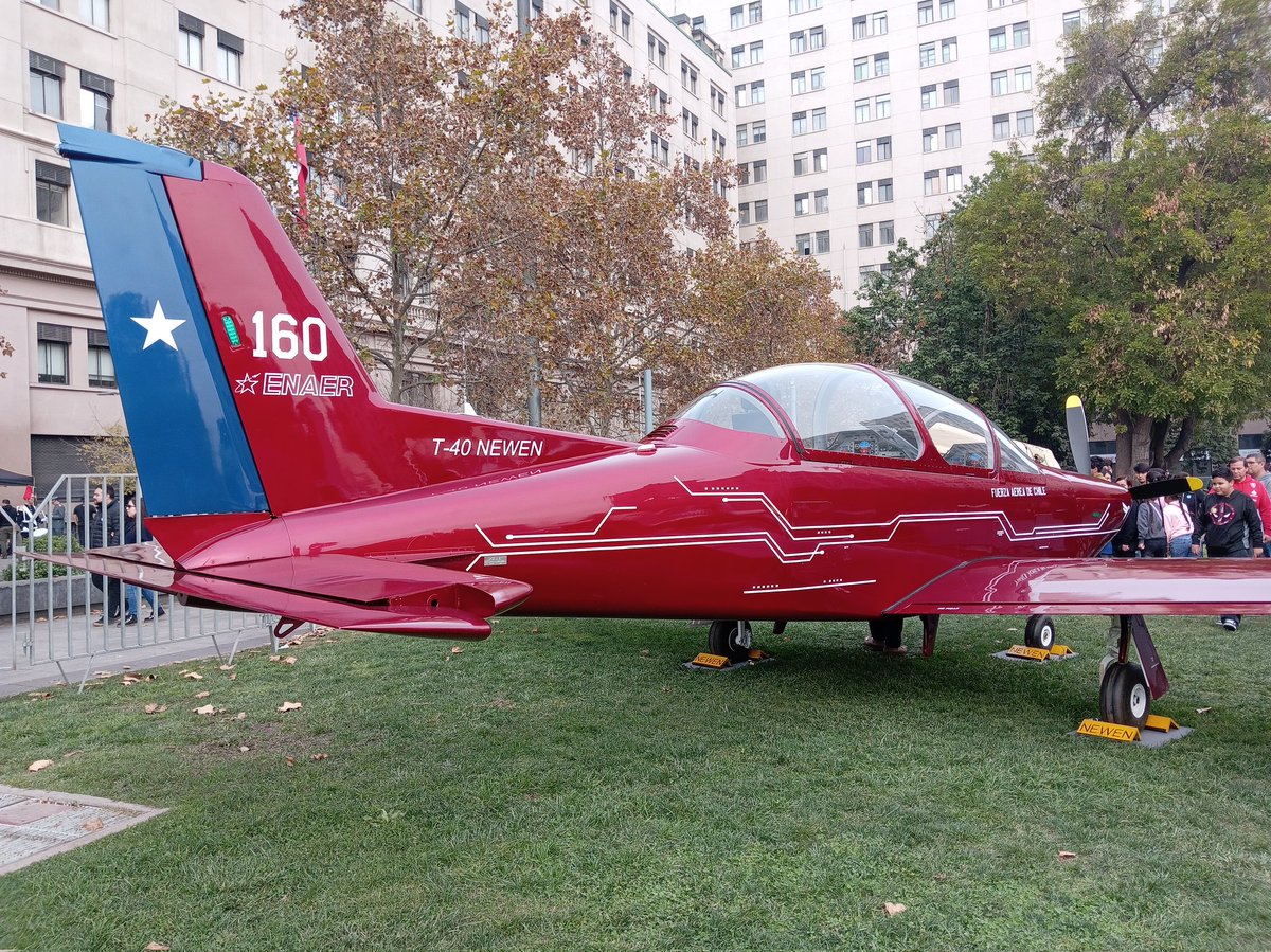 ModoCharlie's tweet photo. Día del Patrimonio 2026 frente al palacio de la Moneda: mock-up del T-40 Newen, y presencia del Museo Nacional Aeronáutico y del Espacio de Chile con T-34 Mentor, T-6G Texan y réplica de Bleriot XI. @FACh_Chile @DGACChile @museo_nae https://t.co/CtGklYMyiy