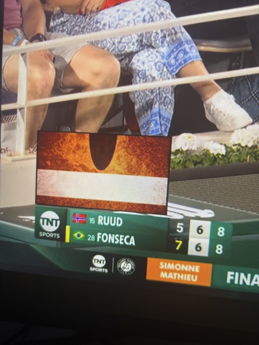 defexe's tweet photo. I’ll never bet this French open shit again 2026 and you refuse to use technology to call in/out. Set point for Ruud and they call this in then he loses the set https://t.co/LJ8LWx2Yln