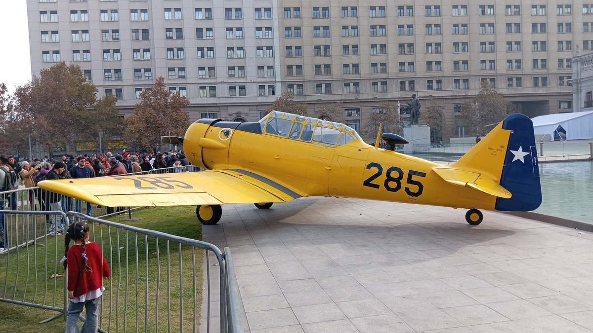 ModoCharlie's tweet photo. Día del Patrimonio 2026 frente al palacio de la Moneda: mock-up del T-40 Newen, y presencia del Museo Nacional Aeronáutico y del Espacio de Chile con T-34 Mentor, T-6G Texan y réplica de Bleriot XI. @FACh_Chile @DGACChile @museo_nae https://t.co/CtGklYMyiy