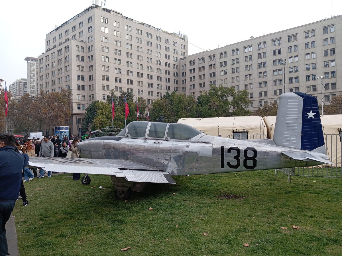 ModoCharlie's tweet photo. Día del Patrimonio 2026 frente al palacio de la Moneda: mock-up del T-40 Newen, y presencia del Museo Nacional Aeronáutico y del Espacio de Chile con T-34 Mentor, T-6G Texan y réplica de Bleriot XI. @FACh_Chile @DGACChile @museo_nae https://t.co/CtGklYMyiy