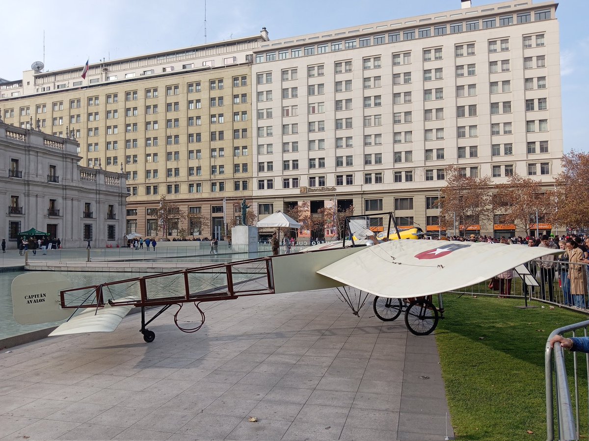 ModoCharlie's tweet photo. Día del Patrimonio 2026 frente al palacio de la Moneda: mock-up del T-40 Newen, y presencia del Museo Nacional Aeronáutico y del Espacio de Chile con T-34 Mentor, T-6G Texan y réplica de Bleriot XI. @FACh_Chile @DGACChile @museo_nae https://t.co/CtGklYMyiy