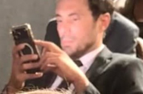 sundovsky's tweet photo. não sei como ele não fica cego com o brilho do celular forte desse jeito https://t.co/PRuTODiCIB