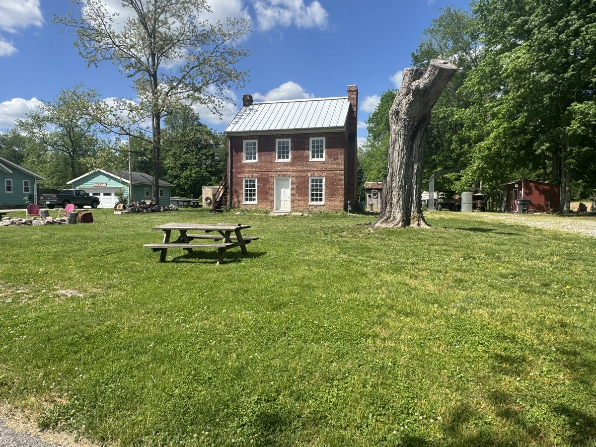 roadmaven's tweet photo. Researching this little cemetery behind the campground for a future @RTMemories66 post. George Ash built the oldest existing brick home in 1799 in Lamb, IN, which is back here near the campground. He was captured by the Shawnee at a young age &amp; learned to make bricks from them. https://t.co/dEFJBpKEV5