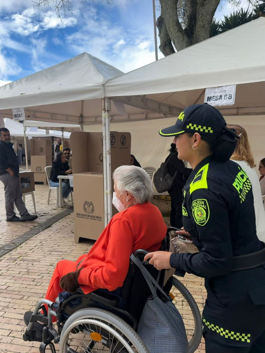 PosgradosPonal's tweet photo. Se acerca el cierre de los puestos de votación y nuestros policías continúan acompañando a los ciudadanos en todo el país para que puedan ejercer su derecho al voto de manera segura, tranquila y oportuna antes de finalizar la jornada electoral. 👮🏻‍♀️👮🏽‍♂️

#VotoSeguro https://t.co/4MWCGw5eNo