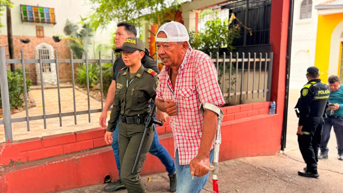 PosgradosPonal's tweet photo. Se acerca el cierre de los puestos de votación y nuestros policías continúan acompañando a los ciudadanos en todo el país para que puedan ejercer su derecho al voto de manera segura, tranquila y oportuna antes de finalizar la jornada electoral. 👮🏻‍♀️👮🏽‍♂️

#VotoSeguro https://t.co/4MWCGw5eNo