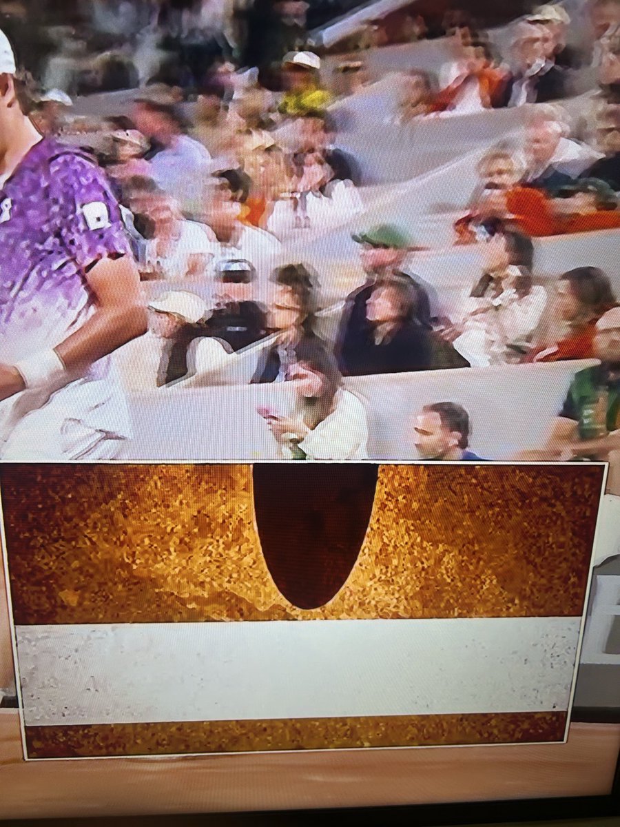 ValTieBreak's tweet photo. Le coup droit de Fonseca qui devait offrir le set à Ruud mais qui a été jugé bonne par l’arbitre

Qui a raison ? On ne le sera jamais https://t.co/IWgXmHKdvv