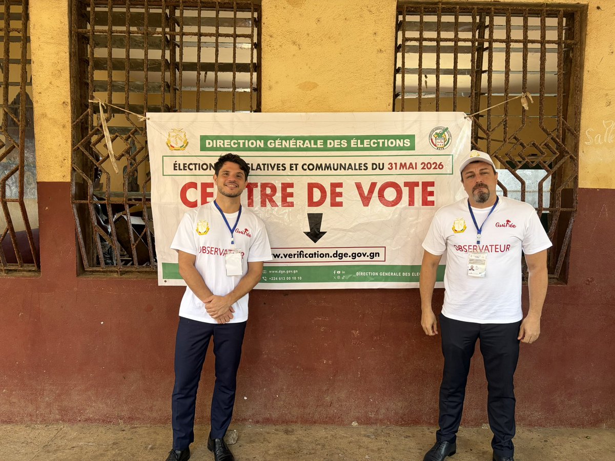 EmbEspGuinea's tweet photo. Asimismo, el Embajador y sus homólogos europeos han mantenido reuniones con las misiones de observación electoral desplazadas por la @_AfricanUnion, la @ecowas_cedeao y la @OIFrancophonie, con @wanepguinee y con @DubawaFR para conocer su seguimiento y sus análisis de la votación. https://t.co/qUxr8tbIov
