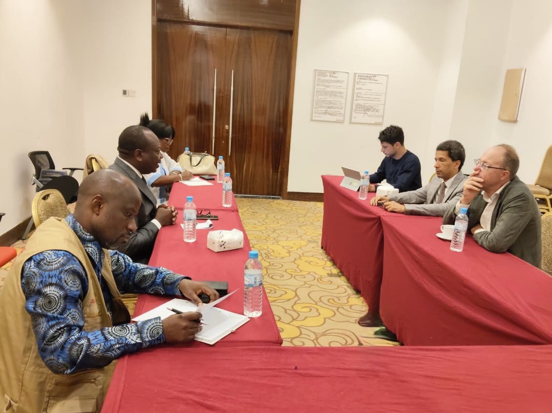 EmbEspGuinea's tweet photo. Asimismo, el Embajador y sus homólogos europeos han mantenido reuniones con las misiones de observación electoral desplazadas por la @_AfricanUnion, la @ecowas_cedeao y la @OIFrancophonie, con @wanepguinee y con @DubawaFR para conocer su seguimiento y sus análisis de la votación. https://t.co/qUxr8tbIov