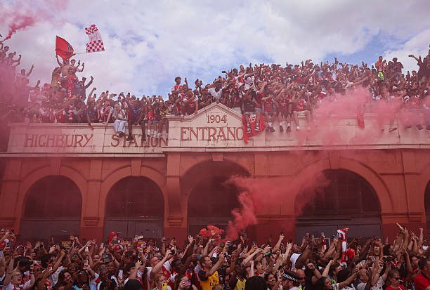 Mercado_Ingles's tweet photo. 🚨🔴 𝗔𝗛𝗢𝗥𝗔 La policía metropolitana de Londres confirma que más de 1 Millón y Medio (1.500.000) de personas acudieron a celebrar el desfile del Arsenal por el trofeo de la Premier League. Siendo uno de los eventos con la mayor cantidad de personas más grandes jamás registrados. [DAZN]