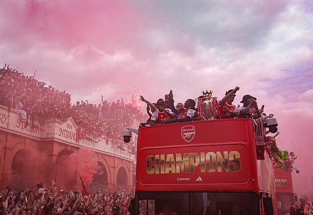 Mercado_Ingles's tweet photo. 🚨🔴 𝗔𝗛𝗢𝗥𝗔 La policía metropolitana de Londres confirma que más de 1 Millón y Medio (1.500.000) de personas acudieron a celebrar el desfile del Arsenal por el trofeo de la Premier League. Siendo uno de los eventos con la mayor cantidad de personas más grandes jamás registrados. [DAZN]