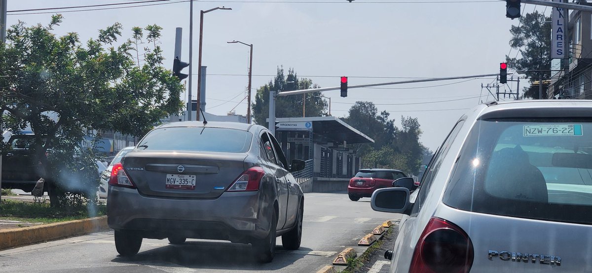 Evervazquez's tweet photo. @TransitoNeza, a diario hay situaciones así sobre Avenida Chimalhuacán y los agentes de tránsito brillando por su ausencia y su falta de compromiso para salvaguardar un poco aunque sea el orden en la convivencia diaria. https://t.co/OMdhmWFEtm
