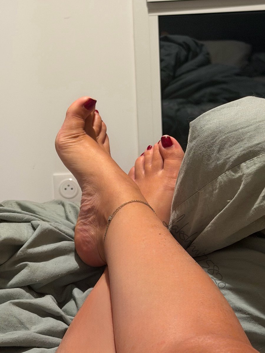 lakshmi_backup's tweet photo. Après une semaine à maltraiter mes pieds dans des chaussures de rando il va falloir refaire une pédicure 

Je reste sur du rouge ou je passe sur du blanc maintenant que je suis bronzée ? https://t.co/Zt2AEDQhh8
