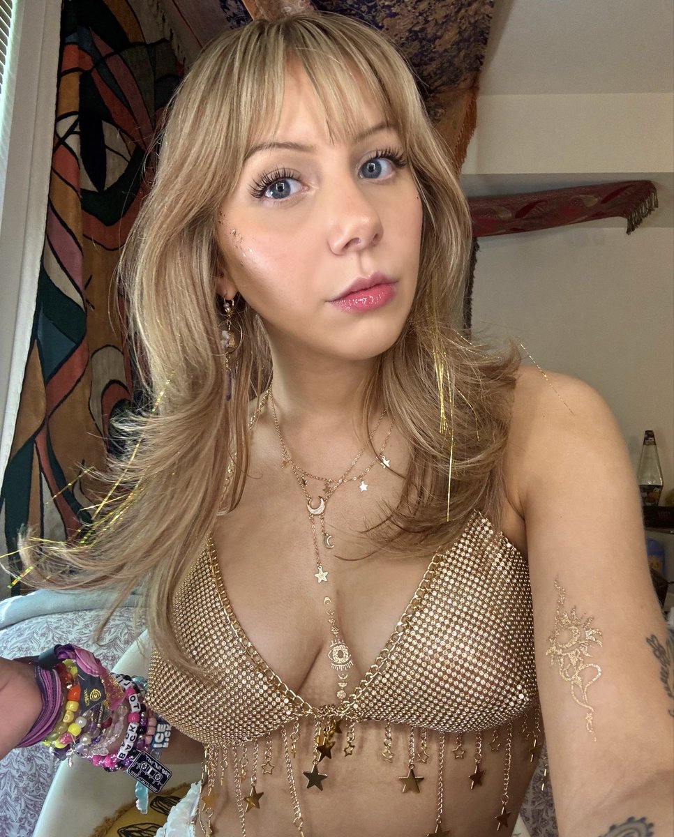 erraticmoose's tweet photo. my top broke the literal second i got in but i liked my outfit. as always https://t.co/KkSE36L5h9