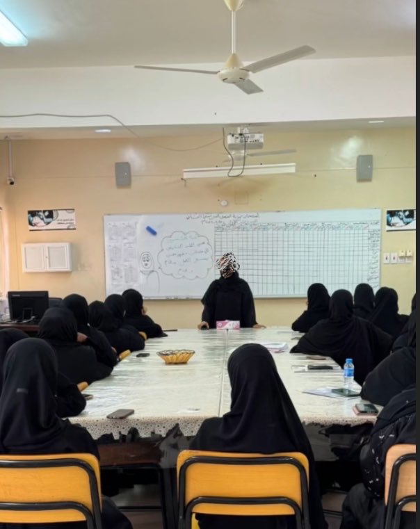 boraalhareth's tweet photo. عقدت مديرة المدرسة أ.فاطمة العمـرية 
اجتماعًا مع ال��يئة التدريسية والإدارية لمناقشة الاستعدادات الخاصة بفترة الاختبارات النهائية، مؤكدة على أهمية توفير الأجواء المناسبة للطالبات  أثناء فترة تأدية الامتحانات لضمان سير الاختبارات بكل هدوء وانتظام سائلين الله للجميع النجاح والتوفيق. https://t.co/mYEWcT8ixK