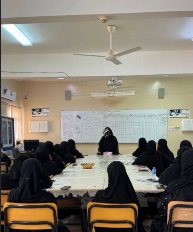 boraalhareth's tweet photo. عقدت مديرة المدرسة أ.فاطمة العمـرية 
اجتماعًا مع ال��يئة التدريسية والإدارية لمناقشة الاستعدادات الخاصة بفترة الاختبارات النهائية، مؤكدة على أهمية توفير الأجواء المناسبة للطالبات  أثناء فترة تأدية الامتحانات لضمان سير الاختبارات بكل هدوء وانتظام سائلين الله للجميع النجاح والتوفيق. https://t.co/mYEWcT8ixK