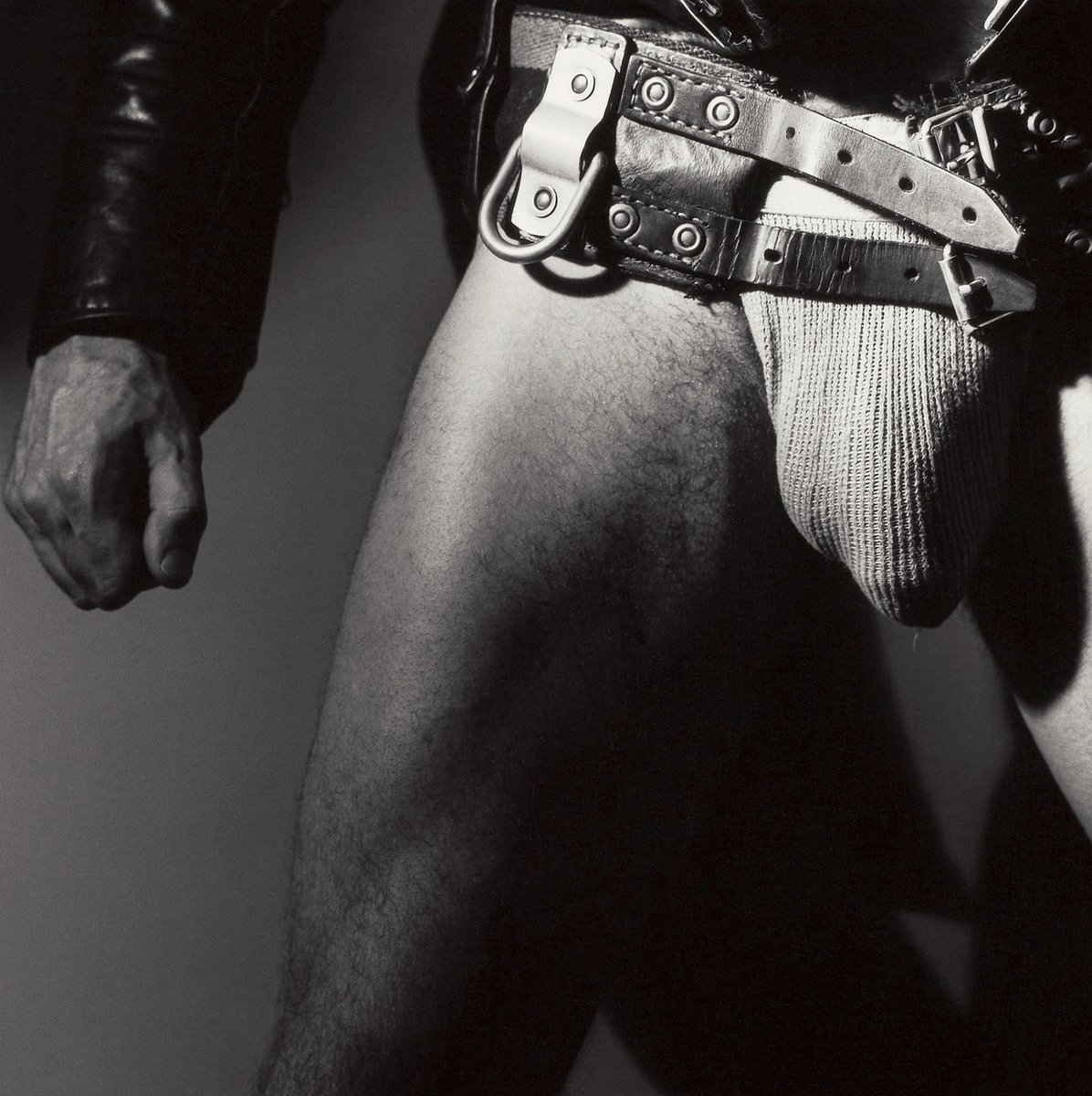 TherapyMen's tweet photo. sunday standard (mapplethorpe alley) https://t.co/sx6jDzDnkF