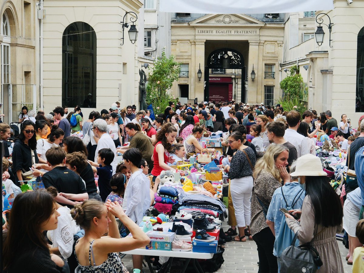 dburkli's tweet photo. Évènement incontournable, chaque fin mai : la Broc des Kids et Babies de la @Mairie9Paris 

Un moment de partage très apprécié des familles, la découverte de petits trésors et une initiation au réemploi. 

Avec @aguillem1 @VirginieMERGOIL @CaggegiC 

@sortirapariscom https://t.co/lktO0CuoOg