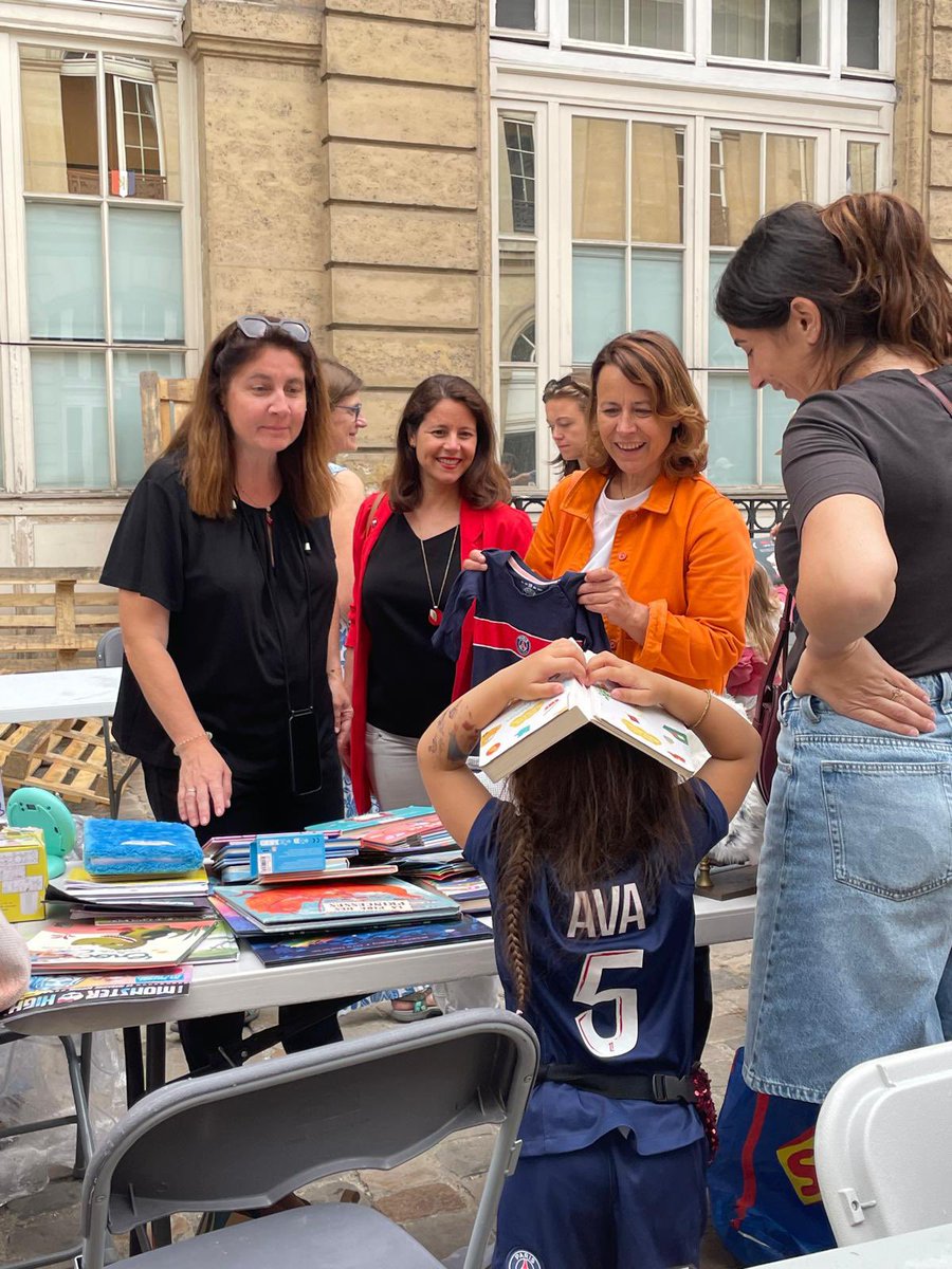 dburkli's tweet photo. Évènement incontournable, chaque fin mai : la Broc des Kids et Babies de la @Mairie9Paris 

Un moment de partage très apprécié des familles, la découverte de petits trésors et une initiation au réemploi. 

Avec @aguillem1 @VirginieMERGOIL @CaggegiC 

@sortirapariscom https://t.co/lktO0CuoOg