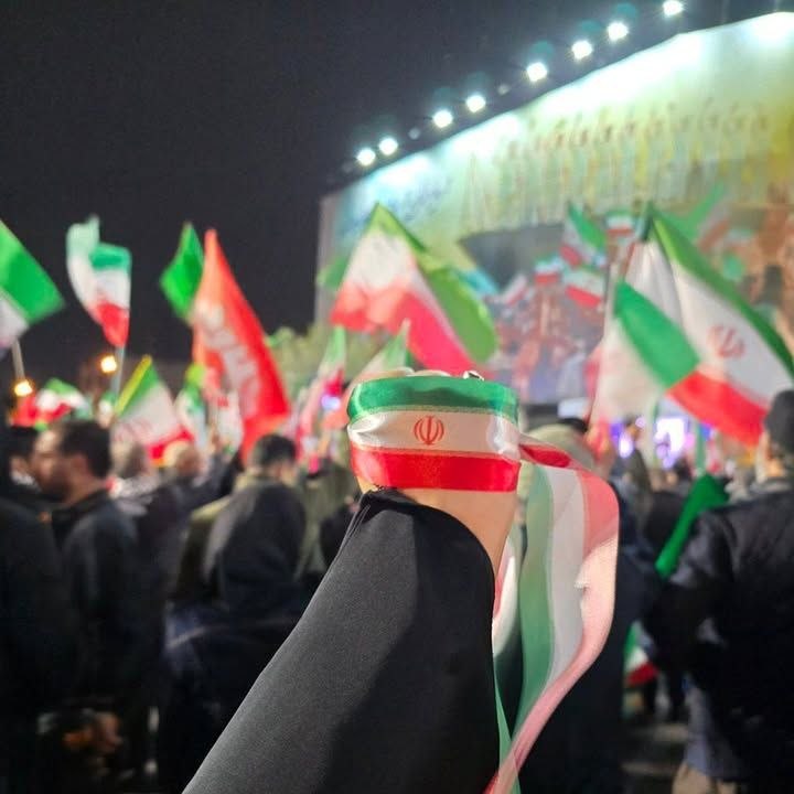 zahrajonmany945's tweet photo. پرچم ایران، روایتگرِ خون‌هایی است که برای بقای این خاک ریخته شد. هر تار و پودش، داستانی از فداکاری است. 🇮🇷 #خیابان_ایران #IranianOnIt https://t.co/nf5XEKFF62
