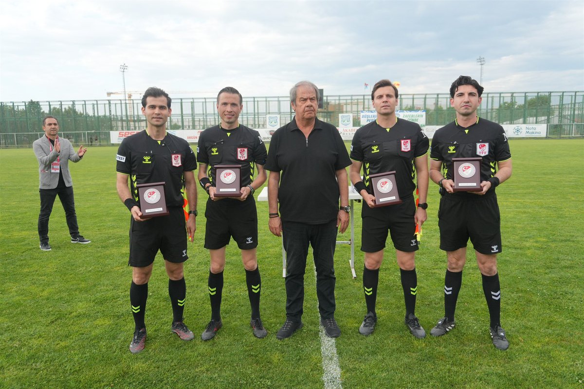 TFF_Org's tweet photo. UEFA Youth League final müsabakasında Göztepe U19 Takımı ile Trabzonspor U19 Takımı karşı karşıya geldi. Bursa Minareli Çavuş Tesisleri'nde oynanan mücadeleyi Göztepe 3-1 kazanarak 2026-2027 sezonunda UEFA Youth League'e katılım hakkı elde etti.

Karşılaşmanın ardından düzenlenen ödül töreninde sezon boyunca gösterilen başarılar ve organizasyona katkı sağlayan isimler ödüllendirildi.

Müsabakanın Saha Komiseri Kazım Akçay'a plaketini TFF Bursa Bölge Temsilcisi Atilla Dönmez takdim etti.

Karşılaşmanın hakemleri Adnan Deniz Kayatepe, Sabri Öğe, Enes Biroğlu ve Talha Öztürk'e plaketleri TFF Bursa Bölge Temsilcisi Atilla Dönmez tarafından verildi.

2025-2026 sezonu U19 PAF Ligi'nin En Başarılı Teknik Direktörü seçilen Trabzonspor A.Ş. Teknik Direktörü Eyüp Saka, ödülünü TFF Futbol Gelişim Direktörü Emrah Bayraktar'ın elinden aldı.

2025-2026 sezonu U19 PAF Ligi'nin En Başarılı Kalecisi seçilen Göztepe A.Ş. kalecisi Nevzat Tan Üzel'e ödülünü TFF Grassroots Müdürü Sertan Kıragası takdim etti.

UEFA Youth League Final Müsabakası'nın En Değerli Futbolcusu seçilen Göztepe A.Ş. oyuncusu Yusuf Ali Şirin'e plaketini TFF Genç Oyuncu Gelişim Müdürü Savaş Çam'ın elinden aldı.

UEFA Youth League final müsabakası FGD Tertip Komitesi Plaketine layık görülen Trabzonspor A.Ş.'ye plaketi TFF Grassroots Müdürü Sertan Kıragası ile TFF Genç Oyuncu Gelişim Müdürü Savaş Çam tarafından verildi.

2026-2027 sezonunda UEFA Youth League'e katılım hakkı elde eden Göztepe A.Ş.'ye plaketini TFF Futbol Gelişim Direktörü Emrah Bayraktar takdim etti.

Ödül töreni, toplu fotoğraf çekiminin ardından sona erdi.
