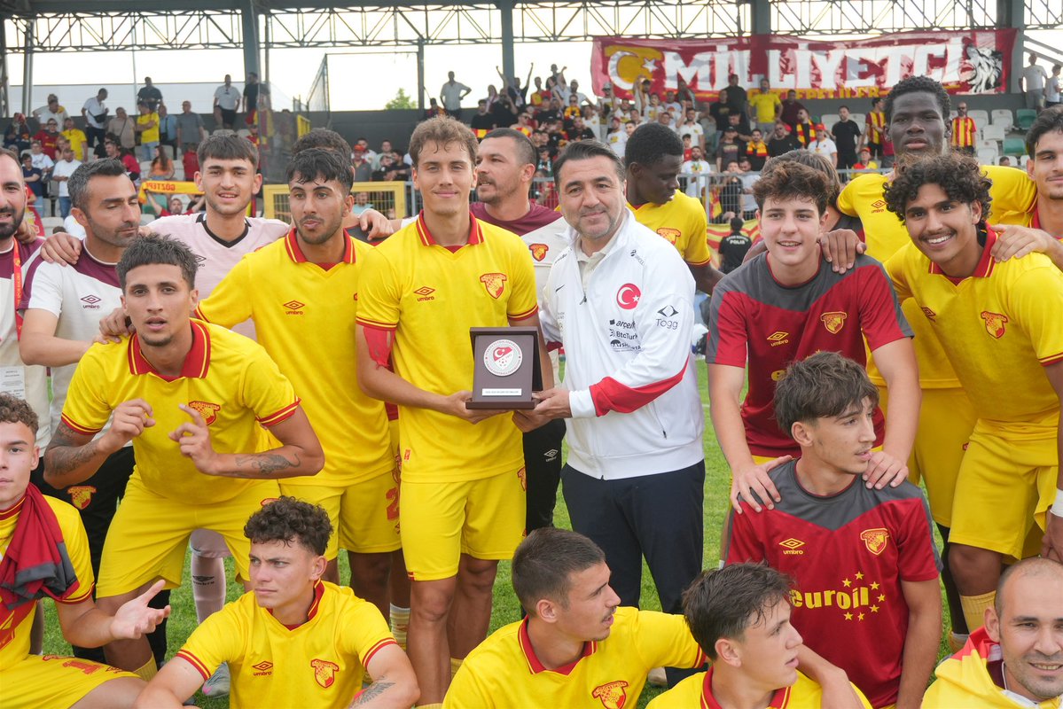 TFF_Org's tweet photo. UEFA Youth League final müsabakasında Göztepe U19 Takımı ile Trabzonspor U19 Takımı karşı karşıya geldi. Bursa Minareli Çavuş Tesisleri'nde oynanan mücadeleyi Göztepe 3-1 kazanarak 2026-2027 sezonunda UEFA Youth League'e katılım hakkı elde etti.

Karşılaşmanın ardından düzenlenen ödül töreninde sezon boyunca gösterilen başarılar ve organizasyona katkı sağlayan isimler ödüllendirildi.

Müsabakanın Saha Komiseri Kazım Akçay'a plaketini TFF Bursa Bölge Temsilcisi Atilla Dönmez takdim etti.

Karşılaşmanın hakemleri Adnan Deniz Kayatepe, Sabri Öğe, Enes Biroğlu ve Talha Öztürk'e plaketleri TFF Bursa Bölge Temsilcisi Atilla Dönmez tarafından verildi.

2025-2026 sezonu U19 PAF Ligi'nin En Başarılı Teknik Direktörü seçilen Trabzonspor A.Ş. Teknik Direktörü Eyüp Saka, ödülünü TFF Futbol Gelişim Direktörü Emrah Bayraktar'ın elinden aldı.

2025-2026 sezonu U19 PAF Ligi'nin En Başarılı Kalecisi seçilen Göztepe A.Ş. kalecisi Nevzat Tan Üzel'e ödülünü TFF Grassroots Müdürü Sertan Kıragası takdim etti.

UEFA Youth League Final Müsabakası'nın En Değerli Futbolcusu seçilen Göztepe A.Ş. oyuncusu Yusuf Ali Şirin'e plaketini TFF Genç Oyuncu Gelişim Müdürü Savaş Çam'ın elinden aldı.

UEFA Youth League final müsabakası FGD Tertip Komitesi Plaketine layık görülen Trabzonspor A.Ş.'ye plaketi TFF Grassroots Müdürü Sertan Kıragası ile TFF Genç Oyuncu Gelişim Müdürü Savaş Çam tarafından verildi.

2026-2027 sezonunda UEFA Youth League'e katılım hakkı elde eden Göztepe A.Ş.'ye plaketini TFF Futbol Gelişim Direktörü Emrah Bayraktar takdim etti.

Ödül töreni, toplu fotoğraf çekiminin ardından sona erdi.