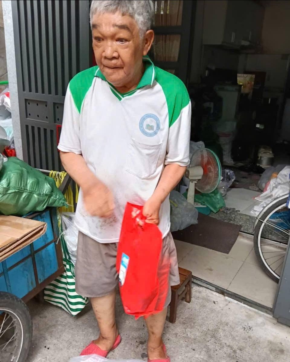 HelpingHandUSA's tweet photo. This Qurbani season, families across Vietnam received fresh meat delivered directly to their homes, reminding them they are seen, valued, and not forgotten. 💙

Help us continue this impact: https://t.co/V6h0ljOIqC 

HHRD UdhiyaQurbani Vietnam HandsOfFaith https://t.co/GrSyE0yM7V