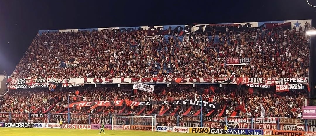 fraseslozaa1's tweet photo. Los sinas en su "mejor momento" un domingo a fin de mes
Nosotros peleando el descenso un domingo a la noche a fin de mes:
NO NOS COMPAREN NUNCA MÁS. https://t.co/hHTrr17oQE