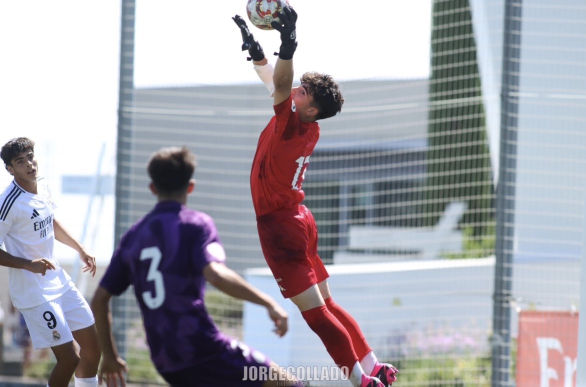 Calvo1Hugo's tweet photo. Hoy pongo fin a una etapa de 2 años en el Real Valladolid para emprender nuevos retos. Muchas gracias a todos los que confiaron en mí durante este bonito trayecto. 
Hoy se cierra una etapa futbolística de mi vida y se abre una nueva. 
Con ganas de lo que viene… https://t.co/oA7e9BgAv5