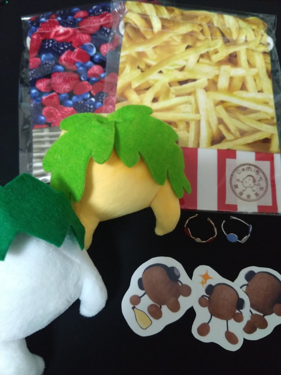 asuka_moon's tweet photo. その6
じゃがいも放送委員会さん(@jbc_potato)
巾着、マスコット、リング、タオル
フライドポテト柄🍟って最高じゃね？w
リングはシンプル可愛いフリーサイズ✨
大根・人参マスコットとタオルはイケメンの祭壇用に！
PCディスプレイの上部が賑やかになって最高だぁ〜
🥔🥔🥔 https://t.co/R7mlhgh9ql