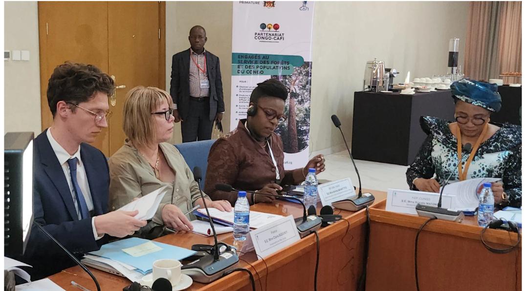 BilamboPat30382's tweet photo. 🌍 À Brazzaville, la ministre déléguée à l’Environnement, #Arlette #Bahati #Tito, a plaidé pour l’intégration de la RDC au Conseil d’administration de #CAFI.
Elle a insisté sur le renforcement des paiements pour services environnementaux, l’implication des communautés locales et des peuples autochtones, ainsi qu’une gouvernance plus inclusive des mécanismes de financement climatique.
#RDC #CAFI #Climat #Forêts
@PresidencyDRC @SuminwaJudith @PrimatureRDC