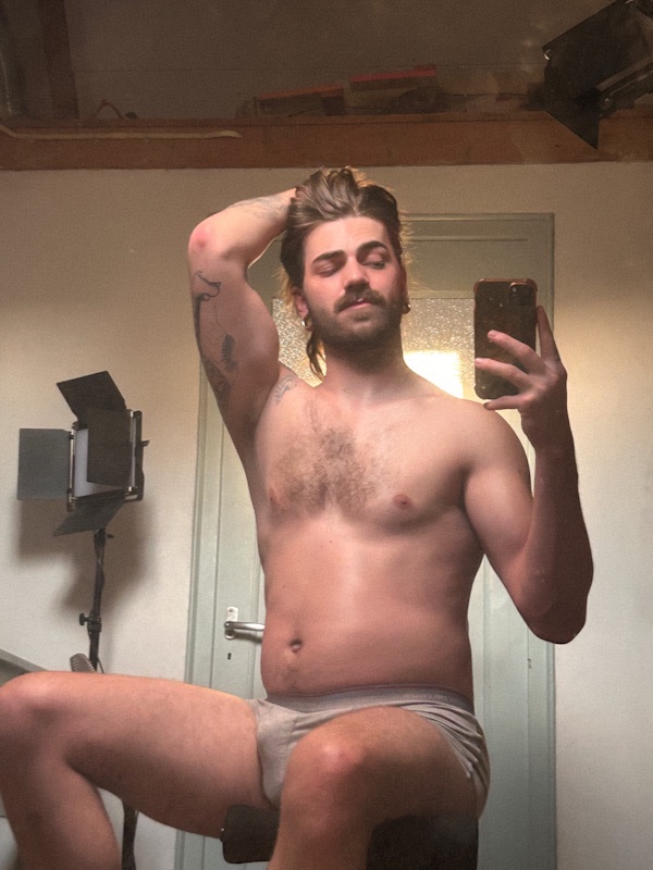 LithWolfe's tweet photo. Sweaty &amp; hungry, send food https://t.co/mbD0lTbr2l